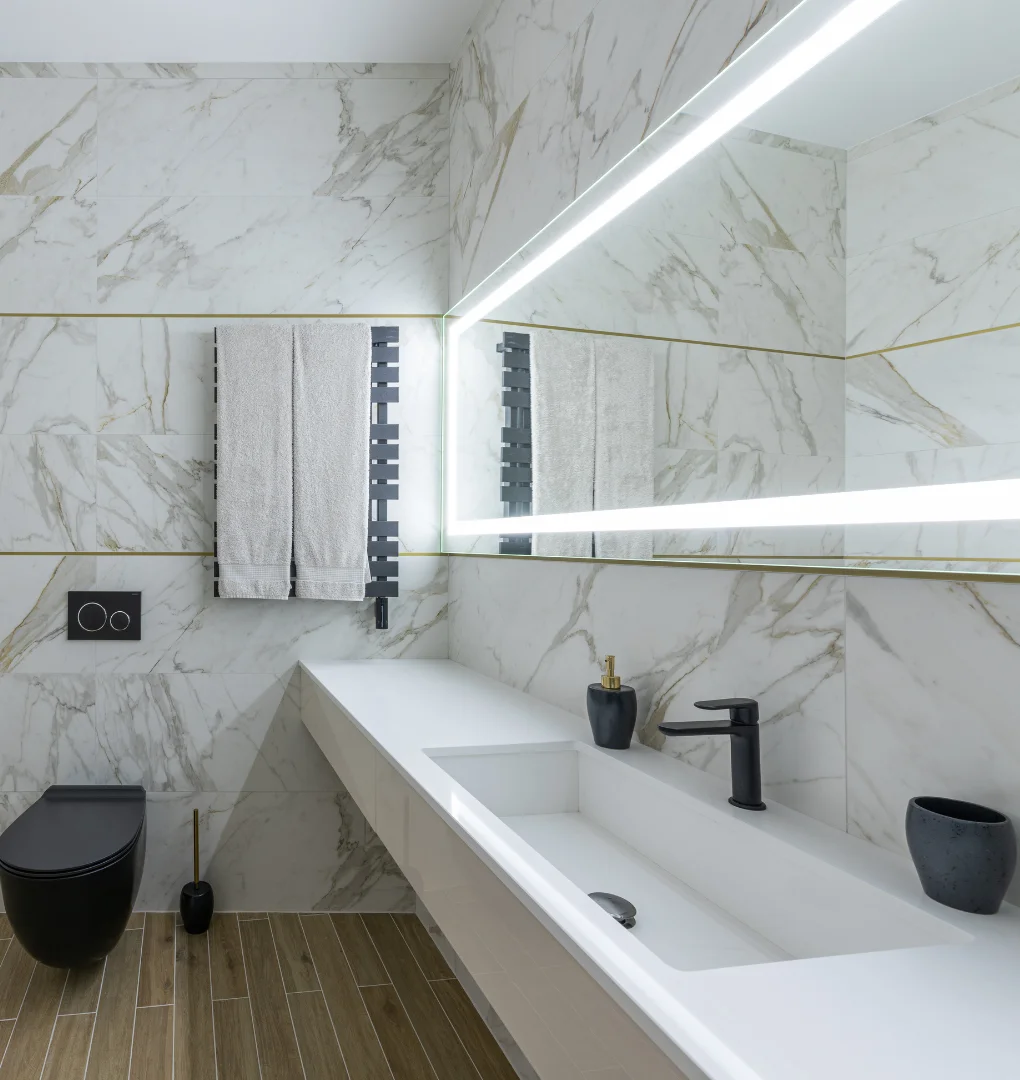 banheiro feito com mármore